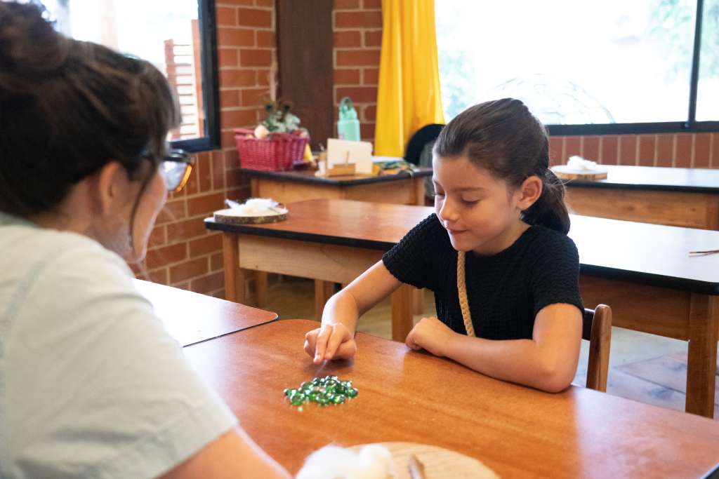 Niña en clase Waldorf